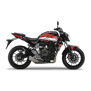 Peut inclure: Une moto Yamaha noire et rouge avec des accents blancs. La moto a une selle noire et un pot d'échappement argenté.