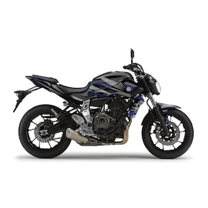 Peut inclure: Une moto noire et argentée avec des accents bleus et gris. La moto a un design élégant et un look sportif.