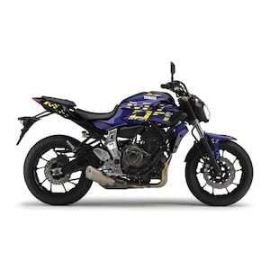 以下が含まれることがあります： レーシングデザインの青と黄色のヤマハバイク。バイクは黒のフレームと黒のシートです。