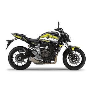 Peut inclure: Une moto Yamaha noire et jaune avec une selle noire et un échappement argenté. La moto a un design graphique jaune et noir sur le réservoir et les panneaux latéraux. La moto est sur un fond blanc.
