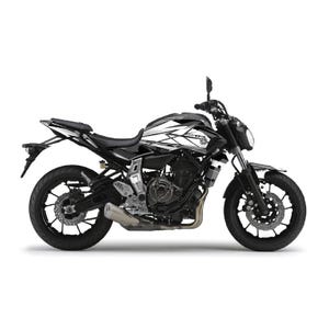 Peut inclure: Une moto noire et blanche avec un design graphique blanc et gris sur le réservoir d'essence. La moto a une selle noire et des roues noires.