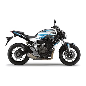 Zestaw graficzny Funky Baby Blue and White firmy Yamaha MT07 pasuje do modeli z lat 2014–2024. Zestawy naklejek na motocykl. Owijki winylowe na motocykl.