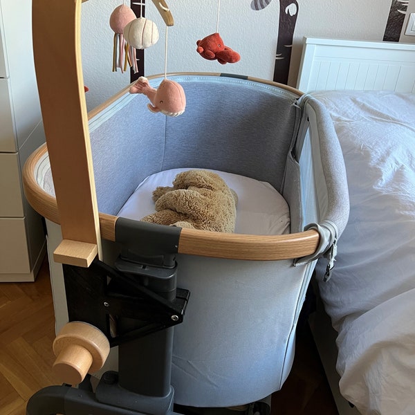 Maxi Cosi Iora Co Sleeper Adapter für Musikmobile. Stubenwagenhalterung für Fisher Price, Little Dutch Infantino und andere Babybett-Mobile