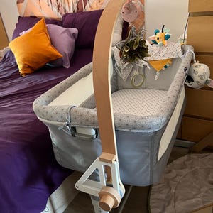 Chicco next2me basic & dream co Schlafadapter für Spieluhrenmobile. Krippenhalterung für Krippe von Fischer aus den 1970er Jahren.