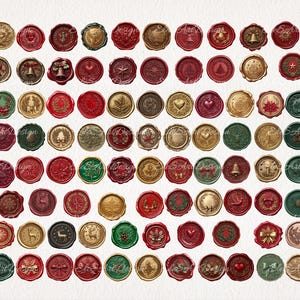 Peut inclure: Une collection de sceaux de cire de diff&eacute;rentes couleurs, rouge, vert et or. Les sceaux pr&eacute;sentent des motifs sur le th&egrave;me des f&ecirc;tes, tels que des cloches, des couronnes, des c&oelig;urs et des &eacute;toiles. Les sceaux sont ronds et d'aspect vintage.