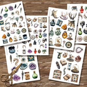 Puede incluir: Una colecci&oacute;n de ilustraciones en acuarela con varios elementos m&iacute;sticos y g&oacute;ticos. Las im&aacute;genes incluyen botellas de pociones, cristales, calaveras y otras curiosidades, dispuestas sobre papel blanco. Un par de tijeras doradas descansa sobre la superficie de madera.