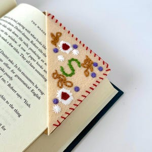 Handgeborduurde aangepaste bladwijzer bloemen vilten hoek bladwijzer met cadeau envelop Personaliseerbare brief bladwijzer seizoenen gestikt bloem cadeau