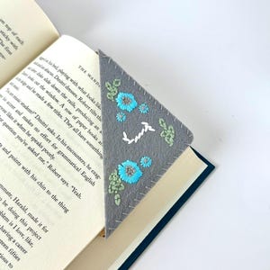 Hand Embroidered custom bookmark Floral Felt Corner Bookmark with Gift Envelope Personalizable Letter Bookmark Seasons Stitched Flower Gift