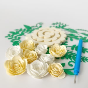 Precut 1 inch Papier Rose Kit Vorgeschnittener Karton Papier Blume mit Blättern DIY Kit Assorted White Ivory Rose DIY ungerollte Blumen Kit Quill