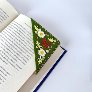 Hand Embroidered custom bookmark Floral Felt Corner Bookmark with Gift Envelope Personalizable Letter Bookmark Seasons Stitched Flower Gift