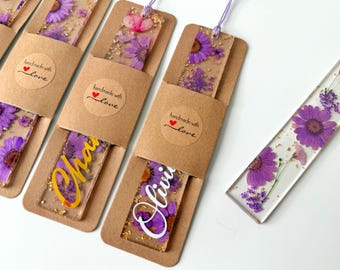 Marcador de página personalizado com flor prensada: resina acrílica com nome personalizado.