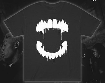 FVNGS TEE // Tshirt grafica in bianco e nero, oppio, Carti, Ken Carson, punk, scuro, zanne, vampiro