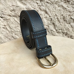 ceinture en cuir noir cousue bleue, ceinture noir et bleu pour homme et femme en cuir image 2