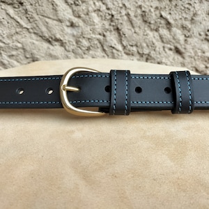 ceinture en cuir noir cousue bleue, ceinture noir et bleu pour homme et femme en cuir image 3