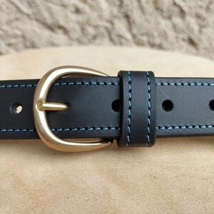 ceinture en cuir noir cousue bleue, ceinture noir et bleu pour homme et femme en cuir image 6