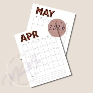 Puede incluir: Un juego de tres tazas de cerámica con un acabado moteado y mate. Las tazas son de color crema, marrón claro y marrón oscuro. Cada taza tiene un diseño simple y minimalista.