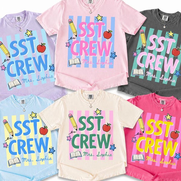 以下が含まれることがあります： 6枚の半袖Tシャツ。各シャツには、縦縞、黄色い鉛筆、赤いリンゴ、開いた本、星のグラフィックプリントと、「SST CREW」という文字、そして筆記体で「Mrs. Sophia」という名前がデザインされています。