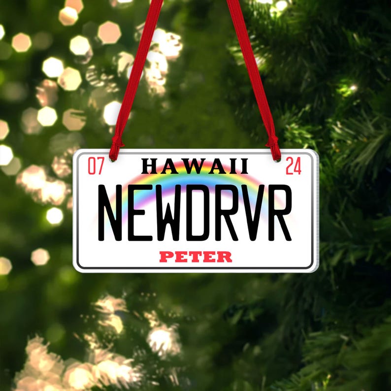 Puede incluir: Adorno navide&ntilde;o blanco y rojo con forma de matr&iacute;cula de Haw&aacute;i con el texto "HAWAII 07 NEWDRVR 24" y el nombre "PETER" debajo.
