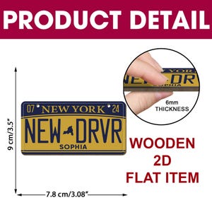 Puede incluir: Un letrero de madera 2D con forma de matr&iacute;cula de Nueva York con el texto "07 NEW YORK 24" y "NEW DRVR" en letras azules sobre fondo amarillo. El letrero tambi&eacute;n tiene la palabra "SOPHIA" impresa en &eacute;l. El letrero mide 7,8 cm (3,08 pulgadas) de ancho y 9 cm (3,5 pulgadas) de alto y tiene un grosor de 6 mm.