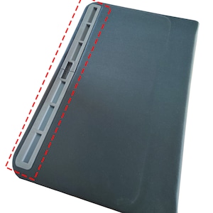 Puede incluir: Una funda para tablet gris oscuro con un inserto de plástico gris en el lateral. El inserto tiene una serie de ranuras para guardar tarjetas u otros artículos.