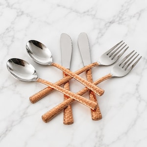 Besteckset aus Kupfer und Edelstahl | Handgefertigtes, gehämmertes Silberbesteck | Löffel, Gabel, Messer | Rustikales Geschirr | Einzugsgeschenk