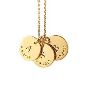 Collar con medallón personalizable con letra y fecha: joyería única y moderna