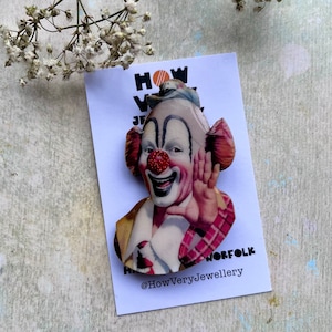 ピエロのブローチ、キッドコアジュエリー、ピエロコアピン、サーカス、木製ブローチ