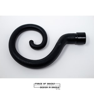 Könnte beinhalten: Schwarzer Plastikhaken mit Spiraldesign. Der Haken ist etwa 15 cm lang und hat einen Durchmesser von etwa 2,5 cm.