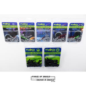 Puede incluir: Un conjunto de ocho paquetes que contienen varias empu&ntilde;aduras de sable de luz y piezas de bl&aacute;ster para construir modelos de Star Wars. Los paquetes est&aacute;n etiquetados con los nombres de las diferentes piezas, como "Space Knight Hilts", "Space Hero Hilts" y "Rebel Blasters".