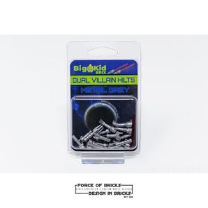 Puede incluir: Una bl&iacute;ster de pl&aacute;stico que contiene un conjunto de 10 empu&ntilde;aduras de sable l&aacute;ser de color plateado. El embalaje presenta el texto "Big Kid Brix Dual Villain Hilts Metal Grey".