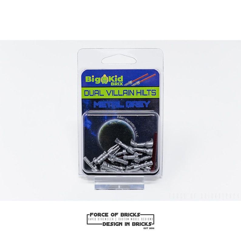 Puede incluir: Una bl&iacute;ster de pl&aacute;stico que contiene un conjunto de 10 empu&ntilde;aduras de sable l&aacute;ser de color plateado. El embalaje presenta el texto "Big Kid Brix Dual Villain Hilts Metal Grey".