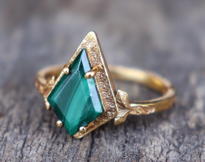Vintage Malachite Ring, Kite Green Gemstone Stacking Ring, Nature Inspired Ring, Dainty Handmade Jewelry, Boho Gift for Her, Dainty Ring