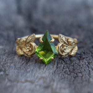 Kite cut peridot ring vintage Nature ring 14k gold Leaf unique engagement ring women dainty birthstone wedding ring gift