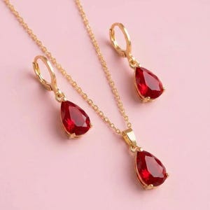 Red Crystal Jewellery Set: 18k Gold Plated Necklace and Earrings
