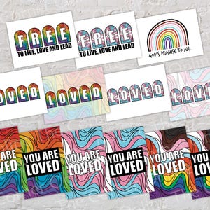 Może przedstawiać: Zbiór kart z pozytywnymi przesłaniami. Niektóre karty głoszą "FREE TO LIVE, LOVE AND LEAD" i "GOD'S PROMISE TO ALL". Inne karty mówią "LOVED" i "YOU ARE LOVED" w różnych kolorowych wzorach.