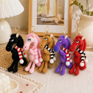 Freches Grumpy Pferd Schlüsselanhänger, handgemachter Plüsch Taschenanhänger, lustiges Sternzeichen Pferd Geschenk, personalisierter Tier Schlüsselanhänger für Rucksack, niedliches sarkastisches Geschenk