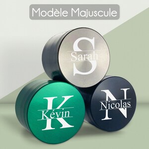 Grinder personnalisé Broyeur à herbe personnalisable avec prénom gravé 55 x 42 mm Moulin à épices en métal gravé 4 parties Modèle Majuscule