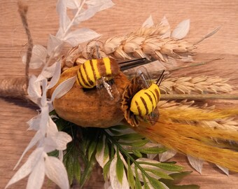 Bee gorgeous boutonniere