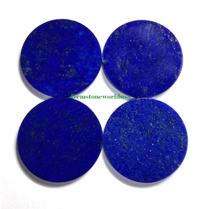 Peut inclure: Quatre sous-verres ronds en lapis-lazuli avec un motif bleu et or. Les sous-verres sont en pierre naturelle et ont une finition lisse et polie.
