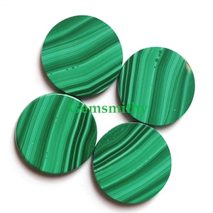 Peut inclure: Quatre cabochons ronds en malachite verte avec un motif tourbillonnant. Les cabochons sont lisses et polis.