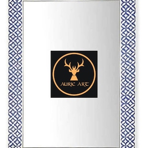 Pode incluir: Um espelho retangular branco com uma moldura de padrão geométrico azul e branco. A moldura é feita de incrustações de osso e tem um design tradicional. O espelho é rodeado por uma borda branca.