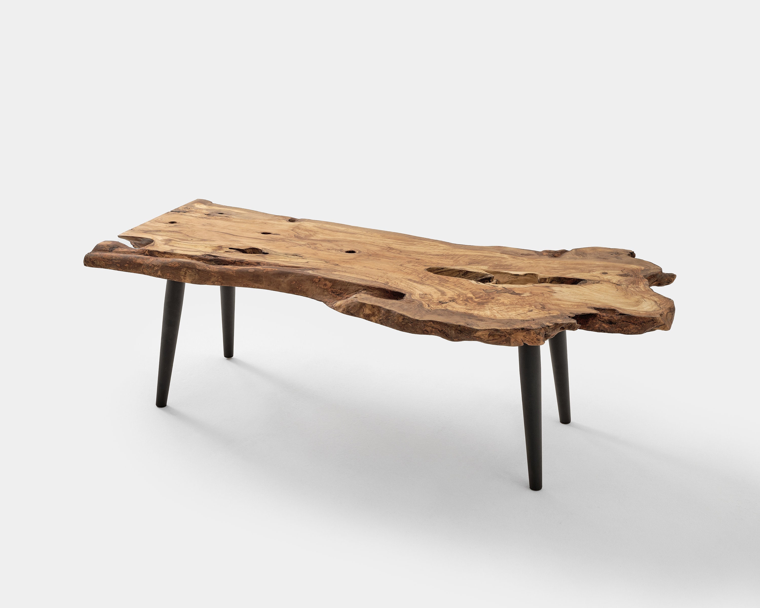 table basse unique faite main, en bois d'olivier avec pieds métal, mobilier écologique et durable, plan de travail live edge