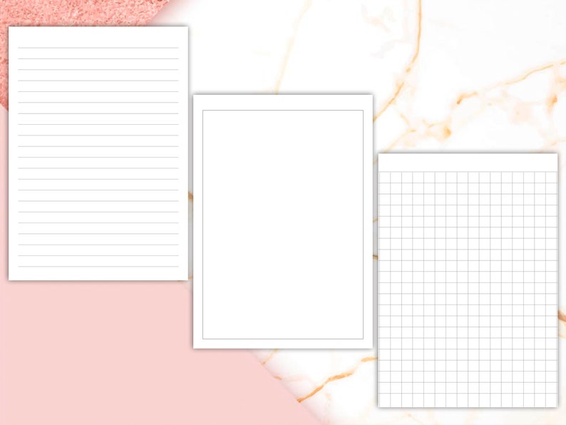 K&ouml;nnte beinhalten: Drei leere Bl&auml;tter Papier, eines liniert, eines glatt und eines mit einem Raster. Die Bl&auml;tter liegen auf einem rosa und wei&szlig;en Marmorhintergrund.