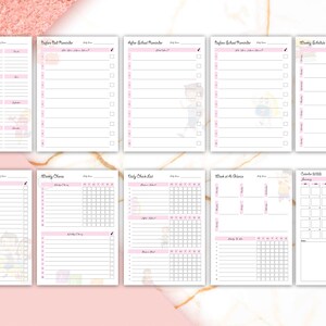 K&ouml;nnte beinhalten: Ein Satz druckbarer Planerseiten mit einem rosa-wei&szlig;en Farbschema. Die Seiten enthalten Abschnitte f&uuml;r wichtige Daten, To-Do-Listen, w&ouml;chentliche Aufgaben, t&auml;gliche Checklisten, die Woche im &Uuml;berblick und einen Monatskalender.