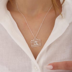 Collar con letra de cámara personalizada, collar con letra de fotógrafo personalizado, regalo de fotógrafo, regalo de Navidad, joyería de plata bañada en oro de 14 quilates