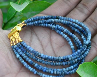 Pulsera de cuentas de tanzanita azul hecha a mano: piedra preciosa facetada, cierre chapado en oro.