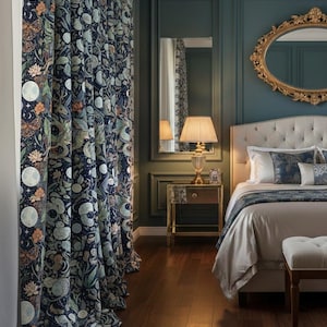 Può includere: Tende blu scuro a fantasia con un design celeste con lune, farfalle ed elementi floreali. La camera da letto presenta una testiera trapuntata, uno specchio dorato e una lampada da comodino.