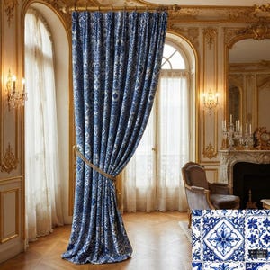 Può includere: Una tenda a tutta altezza caratterizzata da un motivo ispirato alle piastrelle blu e bianche con complessi disegni floreali e geometrici. Il tessuto è raccolto in pieghe verticali e fissato da una corda. Un riquadro mostra il motivo a 8,46 cm.