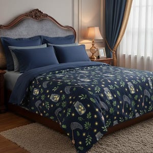 Puede incluir: Una colcha azul marino con un patrón caprichoso de luciérnagas en tarros, hojas y redes. El juego de cama incluye fundas de almohada azul marino y una funda nórdica. La cama está contra una pared de tonos neutros.