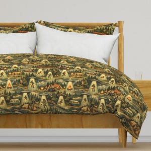 Peut inclure: Ensemble de literie avec une scène de camping fantaisiste. Le motif présente des OVNIs, des extraterrestres et des feux de camp au milieu de tentes, d'arbres et de montagnes, dans un style vintage aux tons verts, bruns et beiges.